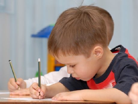 Hvordan man lærer et barn at skrive er et problem for mange unge forældre